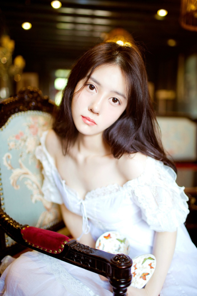 “嗯，这个我记得，叔至还曾问过是否趁机攻入柴桑。”诸葛亮闻言点点头道，言语中也有些无奈，如果换个时机或者局势，那的确是打入江东的一个好机会，至少占据了江夏和柴桑这两处地方，等于是把江东的门户握在手里，江东水军是厉害，但他们完全可以避开水军的弱点，由柴桑走陆路打进江东，可惜眼下的局势不允许，除非有十足的把握能在短时间内把江东给收拾了，否则，只会让双方本就已经降到冰点的关系彻底破裂，再也没有转圜的余地。
